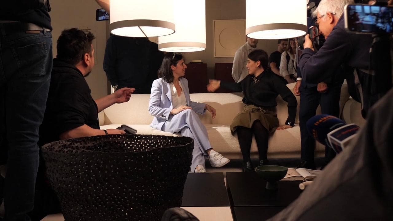 Salone del Mobile di Milano, Elly Schlein scherza con un fotografo: "Dai, ti aiuto a rialzarti"