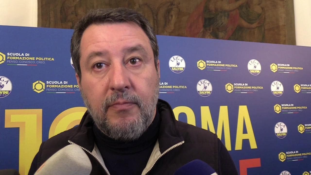 Migranti in manette, Salvini: "Qual è il problema? Gli devo mettere un uovo di Pasqua in mano?"