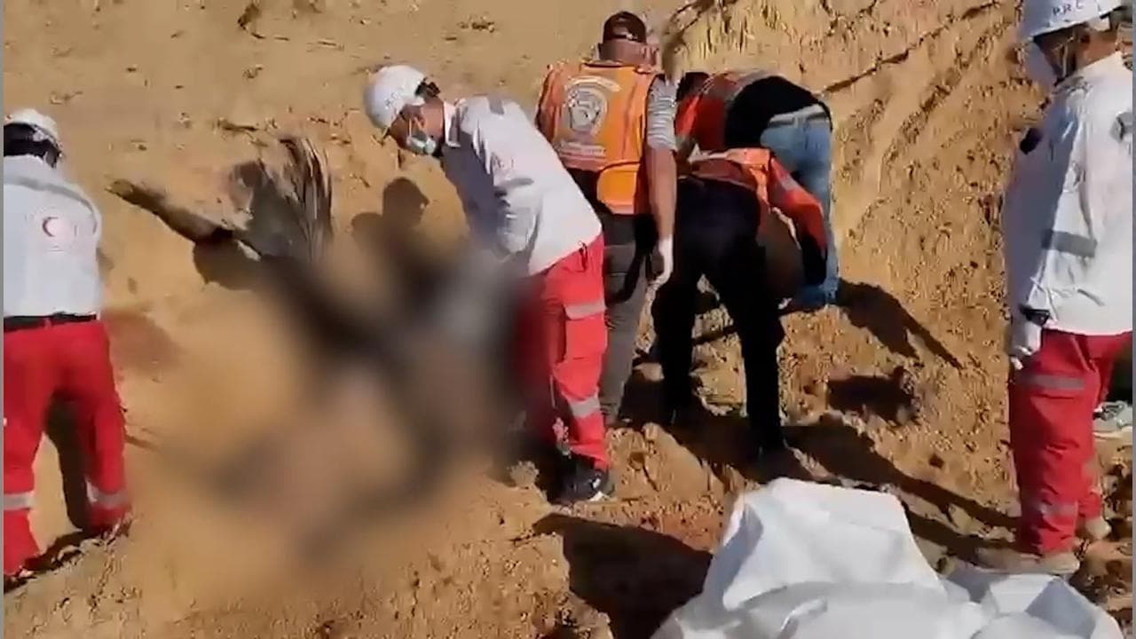 Gaza, la denuncia della Croce Rossa: "Uccisi 8 paramedici, sotterrati nella sabbia con le ambulanze"