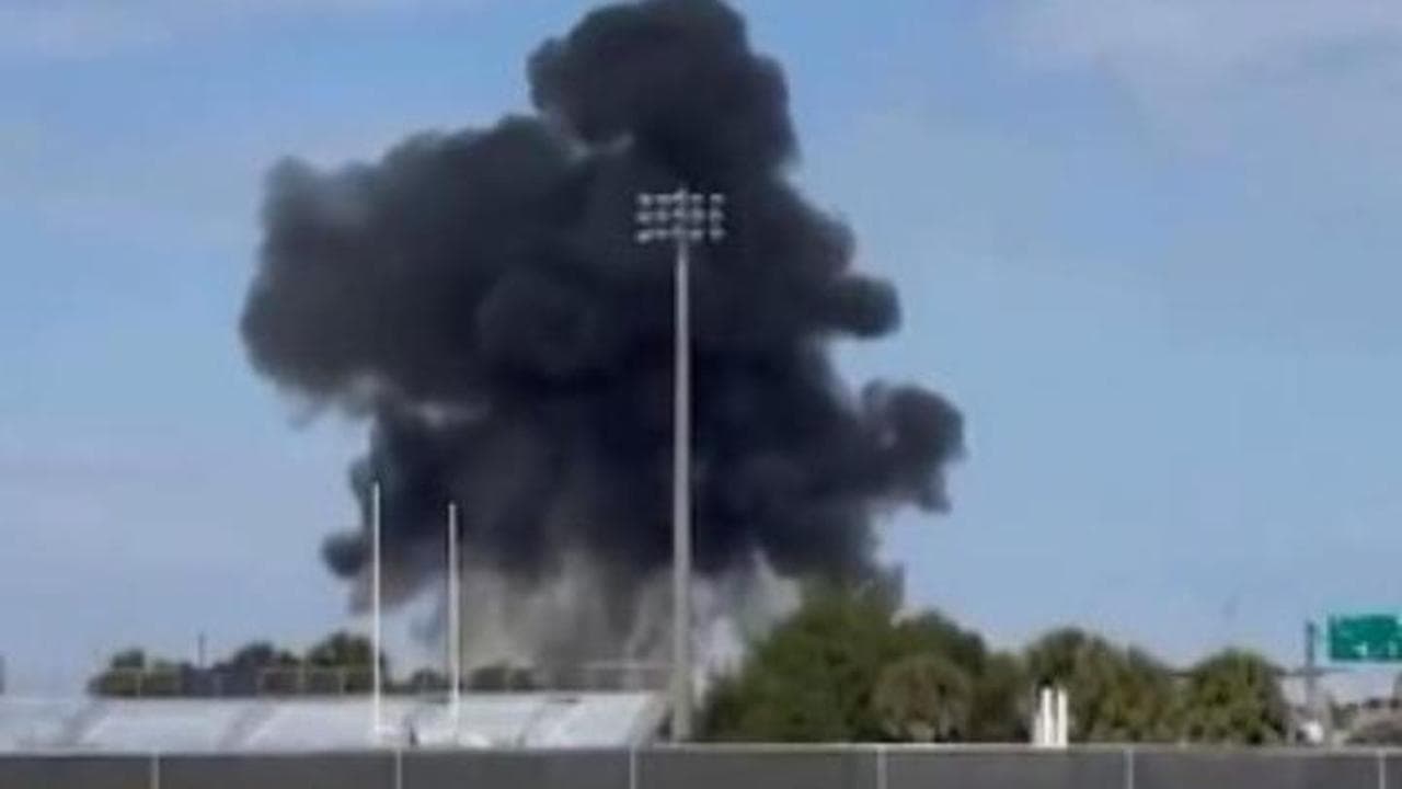 Florida: aereo da turismo precipita in strada a Boca Raton, lo schianto e i soccorsi