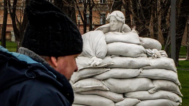 La statua di Dante Alighieri a Kiev protetta dai sacchi di sabbia
