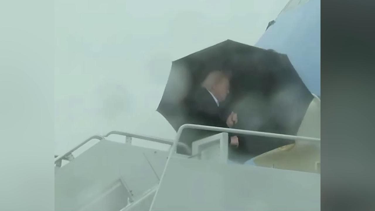 Trump sale sull'Air Force One e non riesce a chiudere l’ombrello: il video diventa virale