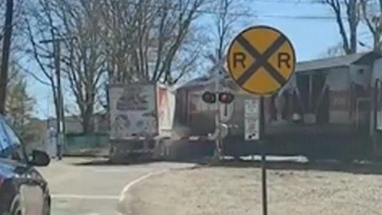 Massachusetts: camion fermo sui binari, il treno lo centra in pieno