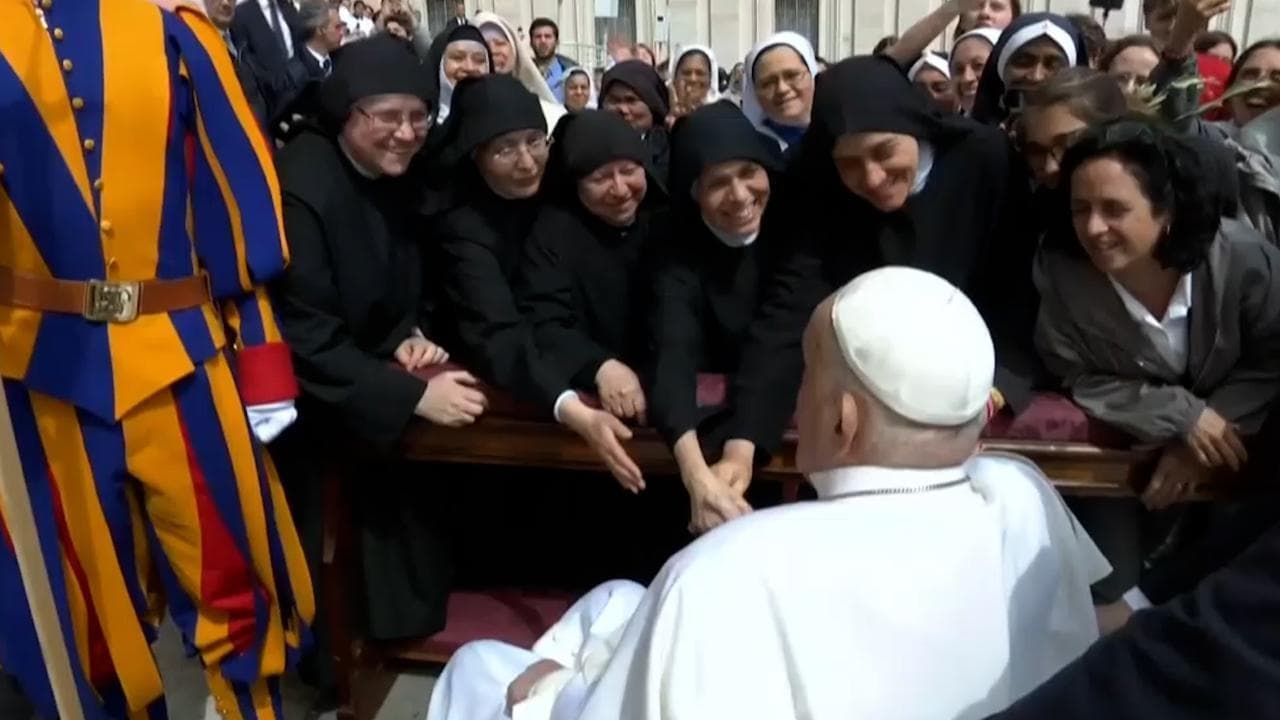 Il Papa a sorpresa a San Pietro: "Buona Domenica delle Palme, buona Settimana Santa"