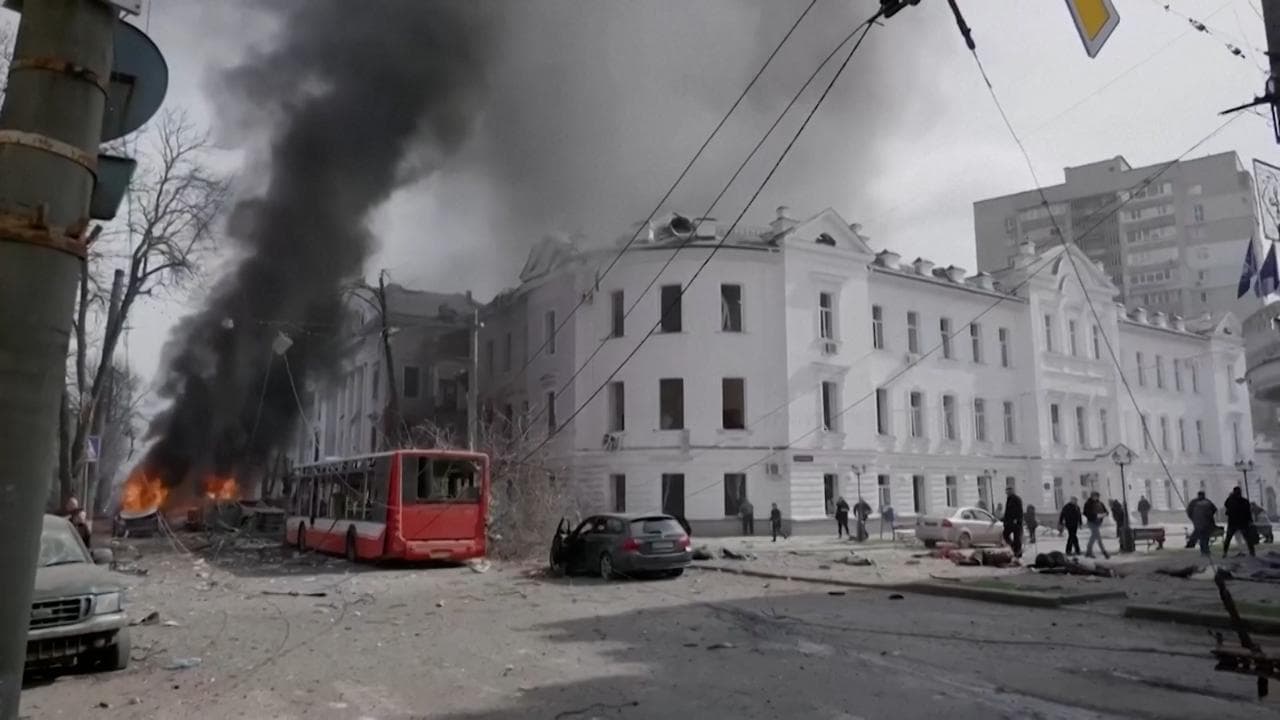 Ucraina, attacco a Sumy: le esplosioni e i soccorsi ai feriti. Zelensky: "Il mondo risponda"