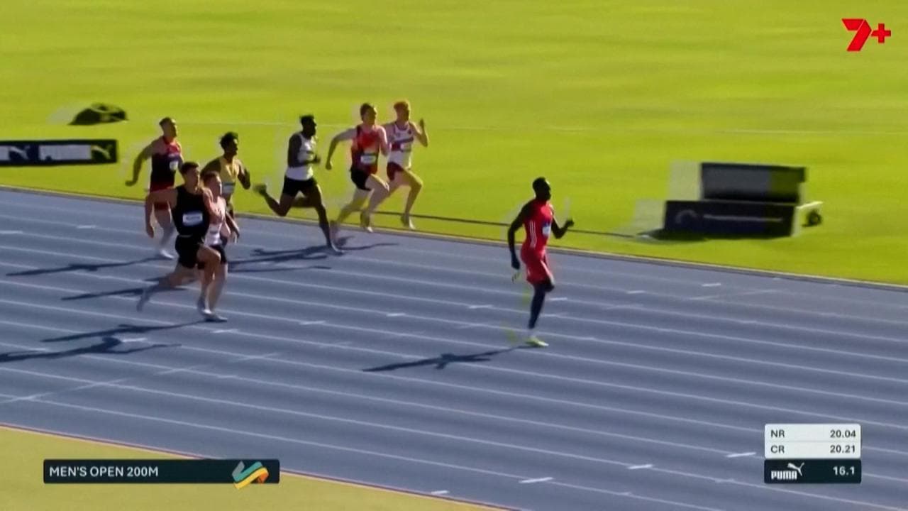 Atletica, il baby-fenomeno Gout Gout sfonda il muro dei 20" nei 200 metri: ma il vento lo beffa