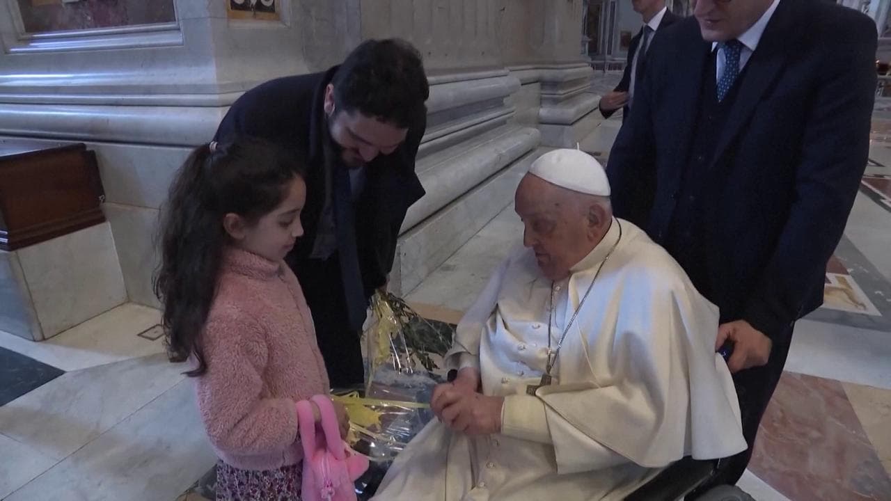 Papa Francesco: la preghiera in San Pietro e il dono alla bambina