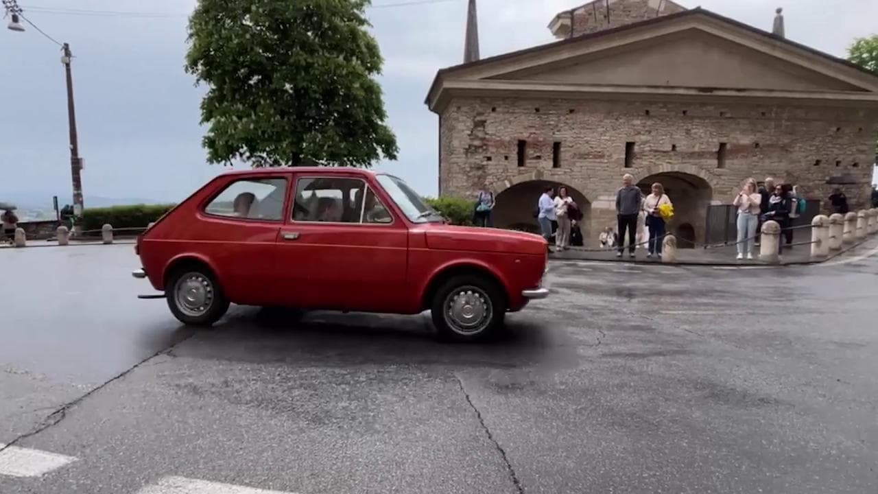 Bergamo celebra la Fiat 127: la sfilata per le strade della Città Alta