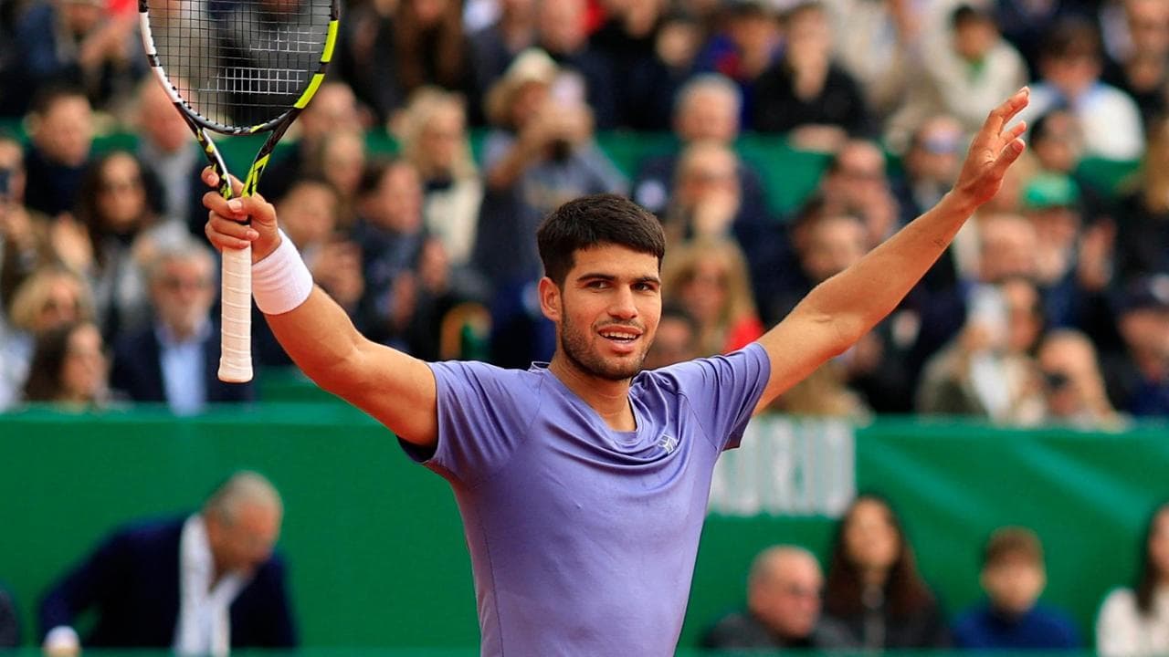 Carlos Alcaraz festeggia la vittoria del torneo di Montecarlo
