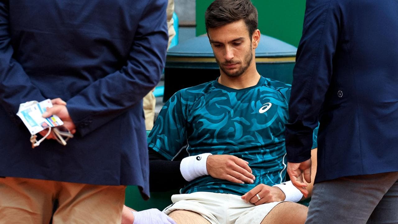 Le cure a Lorenzo Musetti durante il medical time-out