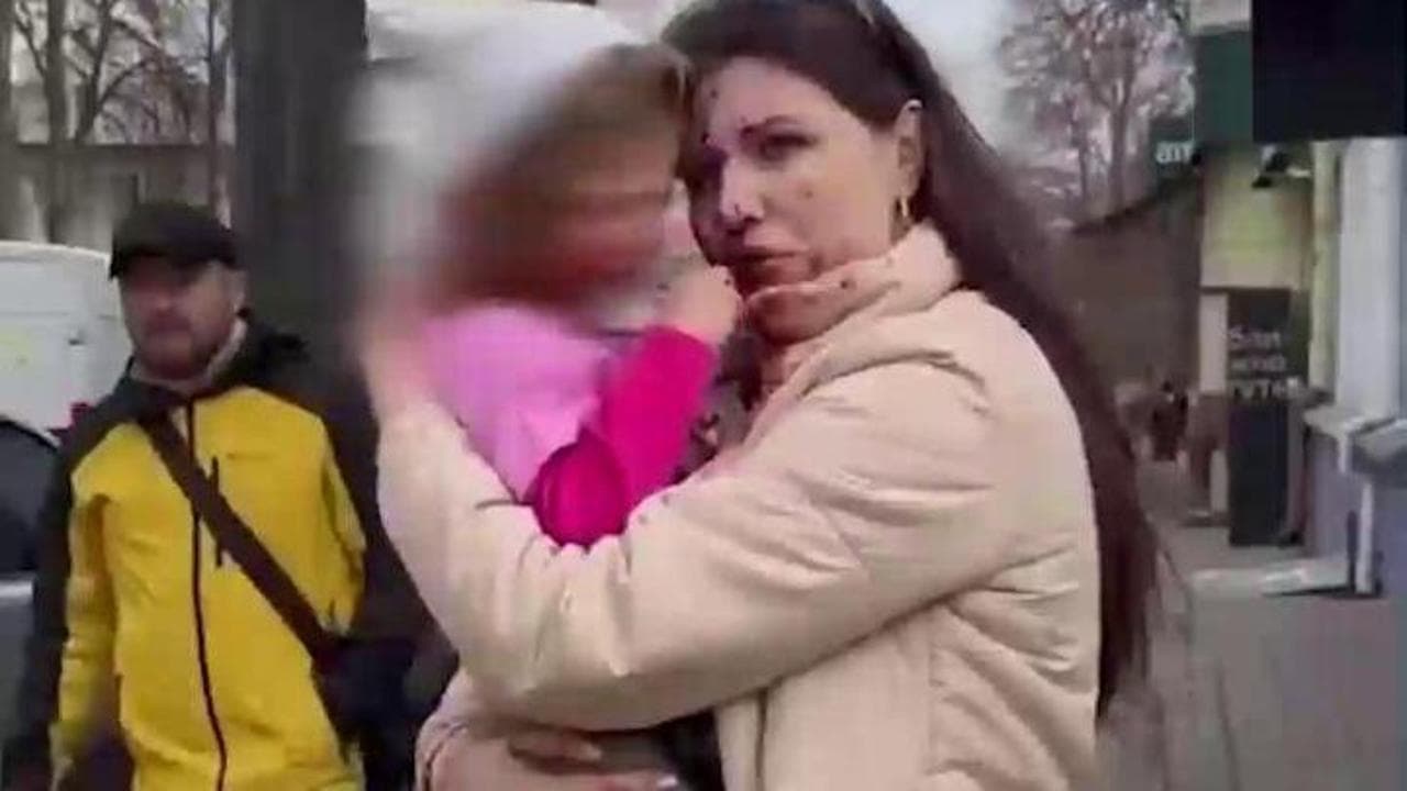 "Mi hanno colpita": la bimba disperata in braccio alla madre diventa il simbolo della strage di Sumy