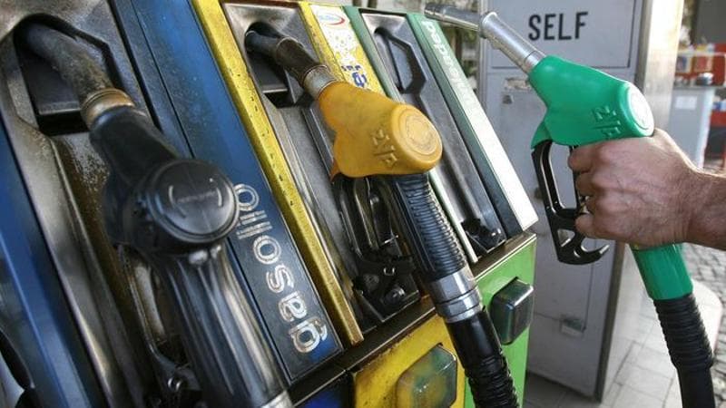 La benzina non segue il calo del petrolio: ai distributori prezzi solo in lieve flessione
