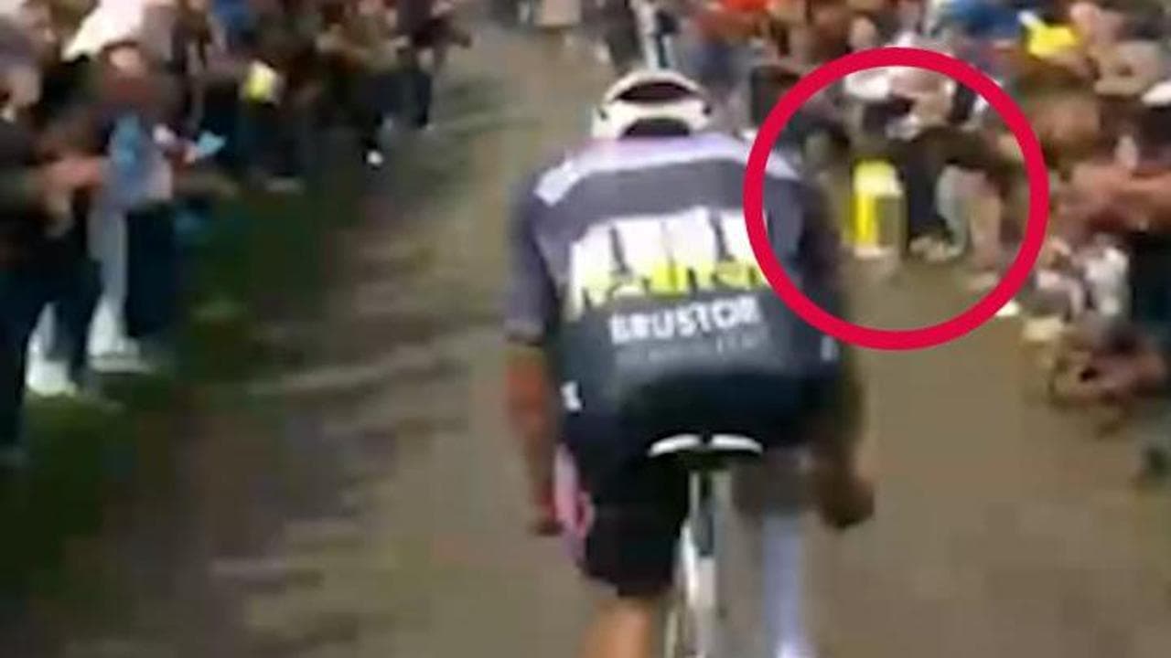 Van Der Poel colpito da una borraccia lanciata da un tifoso durante la Roubaix: "È tentato omicidio"