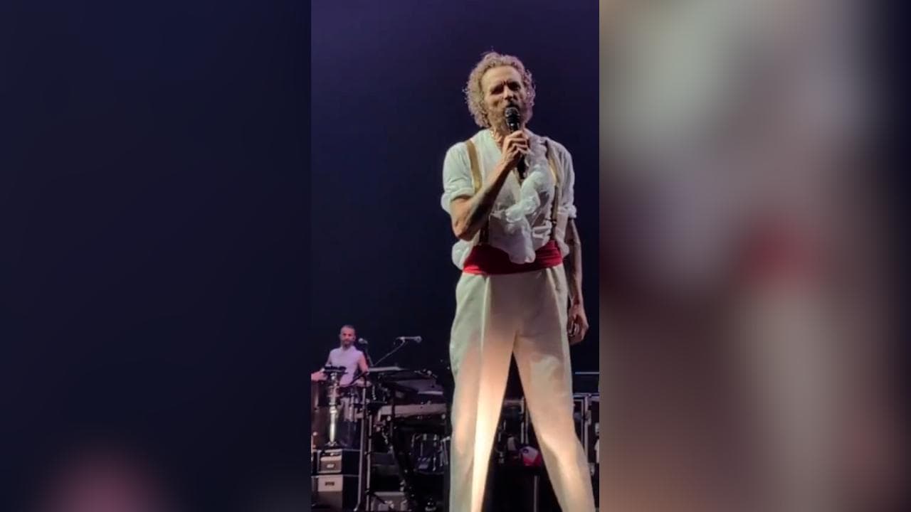 Jovanotti legge il cartello per la ragazza operata: "Dopo il concerto firmo la maglietta. Aspetti?"