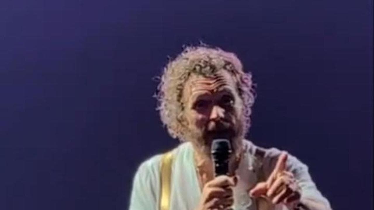 Jovanotti legge il cartello per la ragazza operata: "Dopo il concerto firmo la maglietta. Aspetti?"