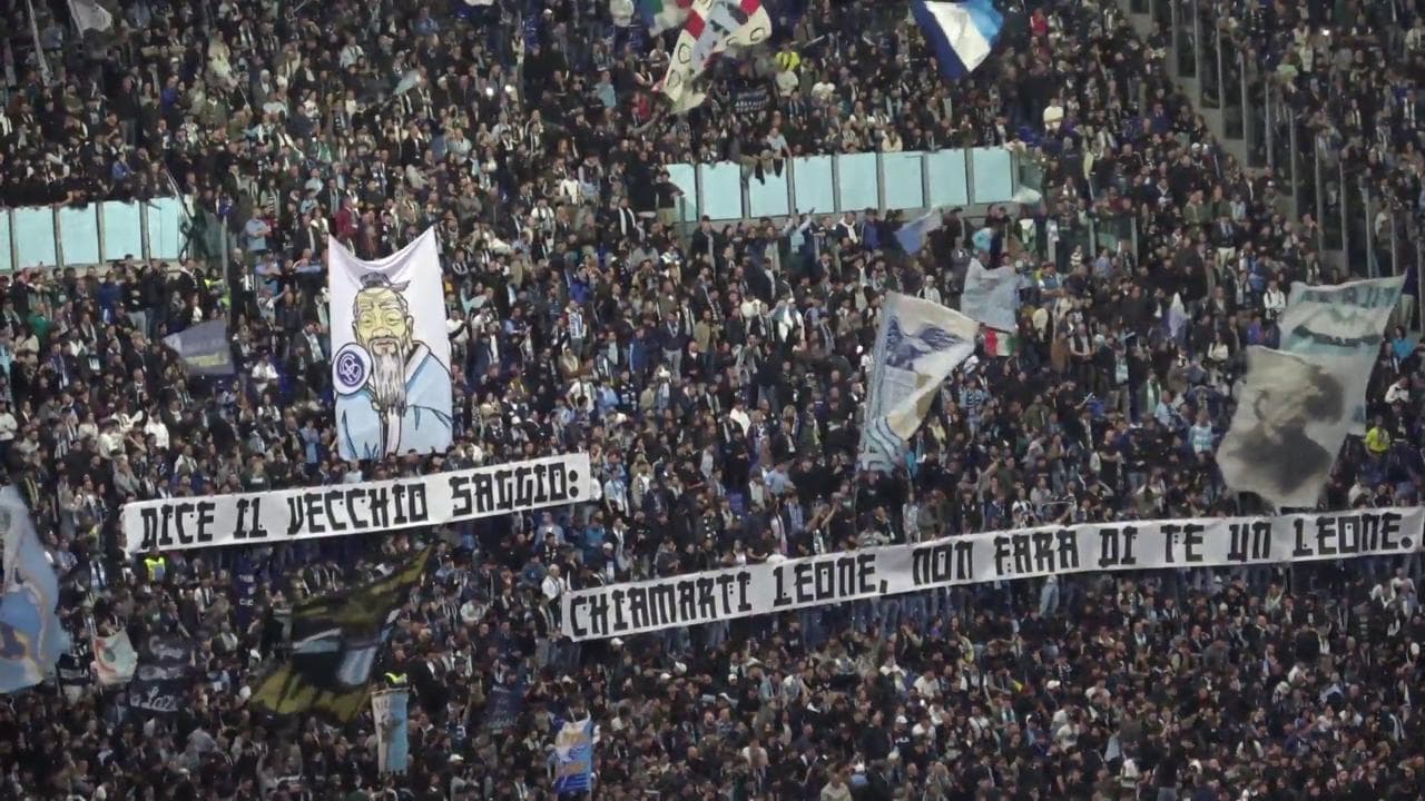Lazio-Roma - Striscioni e giochi di luce: gli ultras si sfidano sugli spalti a colpi di sfottò