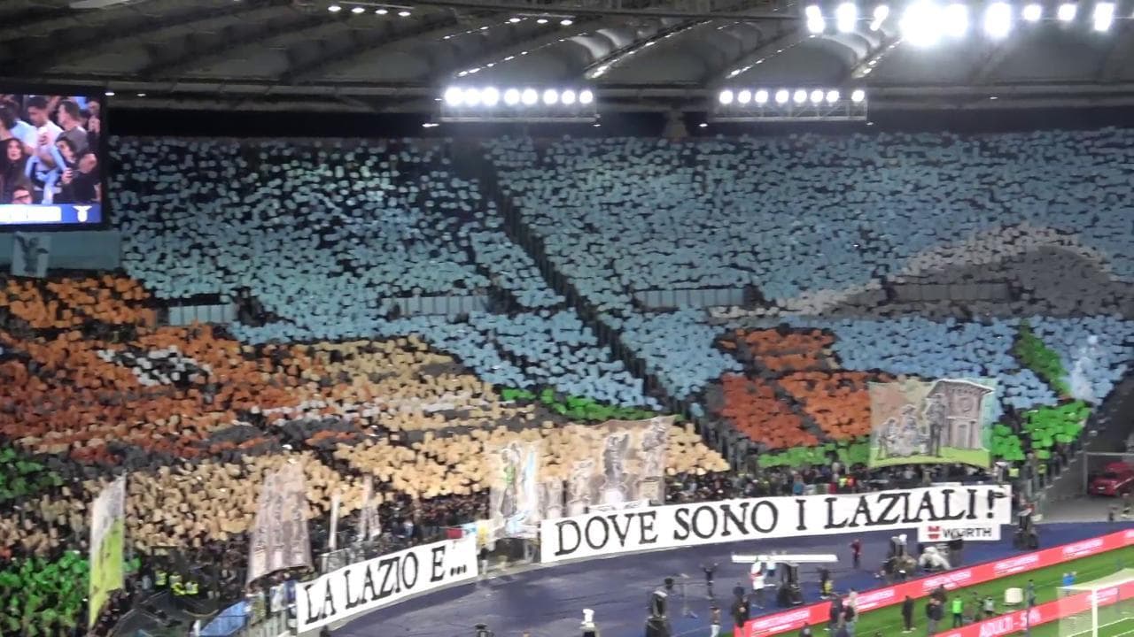 Lazio-Roma, lo spettacolo delle coreografie delle due tifoserie per il derby