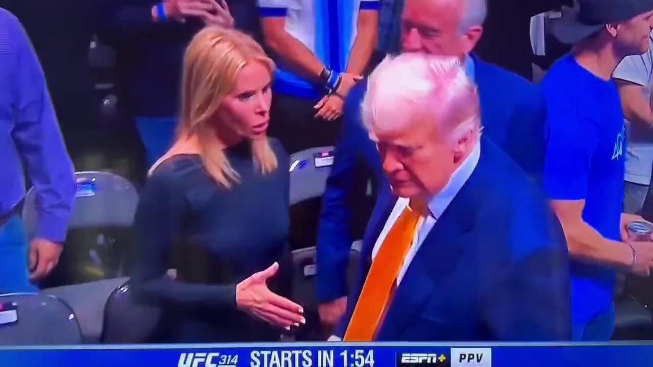 La gaffe di Trump con Cheryl Hines, la moglie di Kennedy jr: lei gli porge la mano, lui la ignora