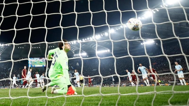 Mandas osserva la palla calciata da Soulé entrare in rete