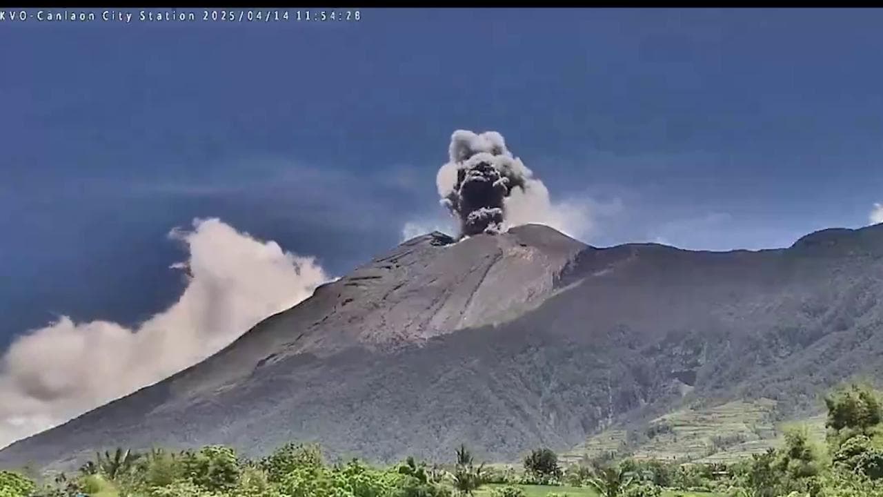 Filippine, nuova eruzione del vulcano Kanlaon: il timelapse della colonna di cenere e lapilli