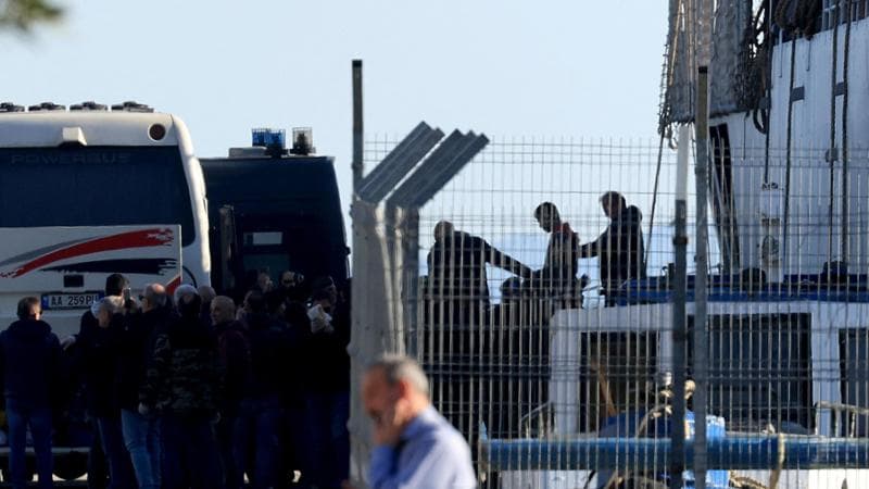 Migranti sbarcati in Albania dalla nave Libra
