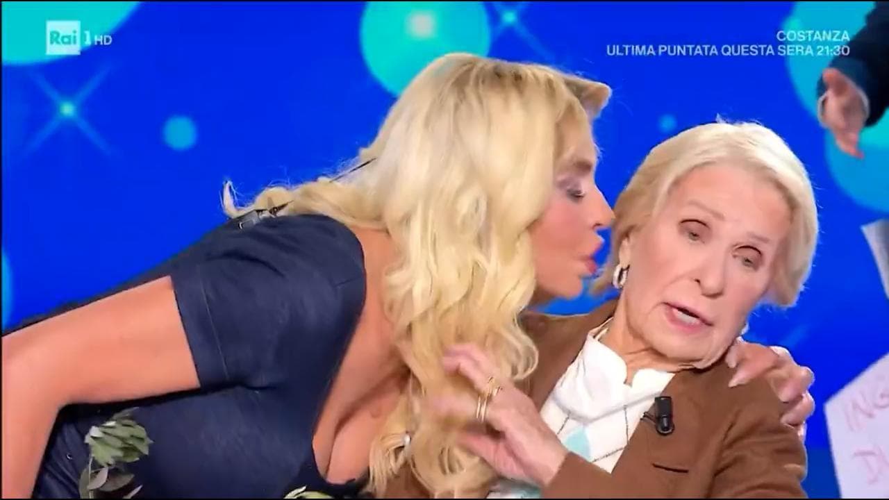 Gelo a Domenica In: Valeria Marini entra in studio e la madre respinge il suo gesto di pace