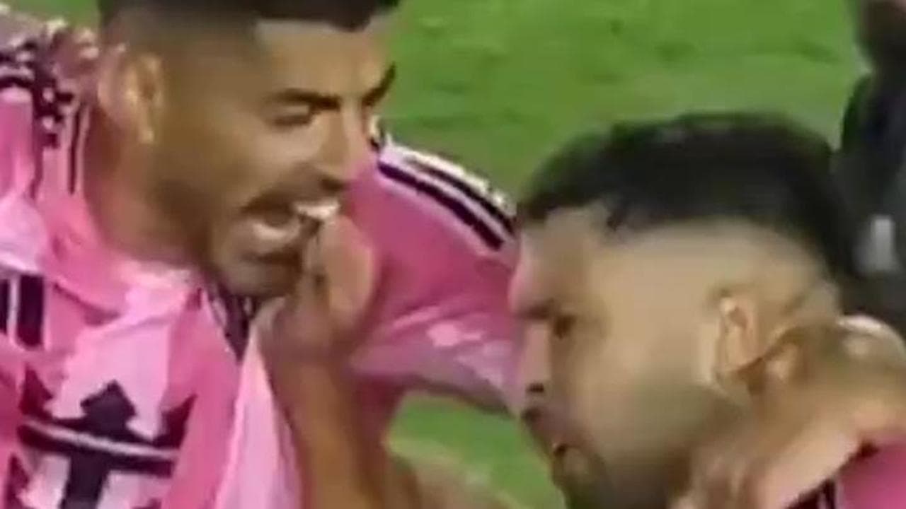 Suarez ci ricasca e morde in campo Jordi Alba, come fece con Chiellini