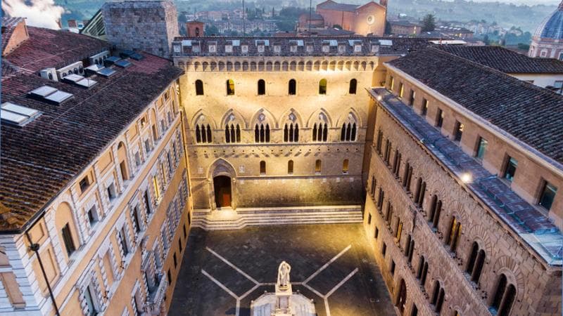 Palazzo Salimbeni, il quartir generale del Monte dei Paschi di Siena 23 April 2020.(ANSA foto Fabio Muzzi)

