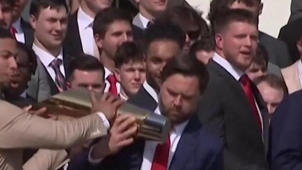 Usa, Vance fa cadere un trofeo di football durante una cerimonia alla Casa Bianca