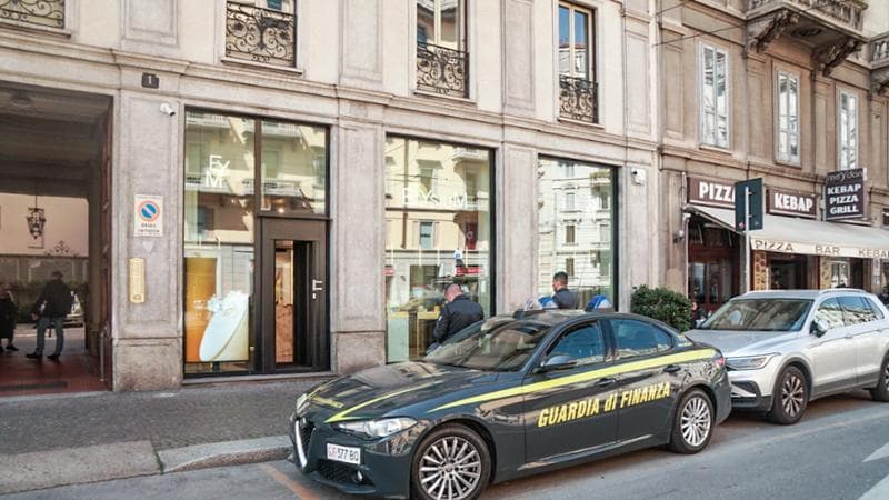 Forze dell'ordine davanti alla gioielleria al centro dell'inchiesta sulle scommesse