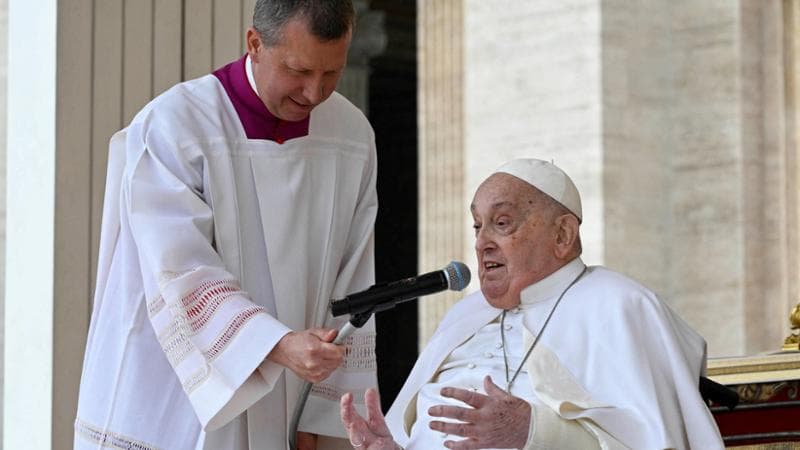 Il Papa ha preparato le meditazioni per la Via Crucis al Colosseo. Le condizioni migliorano