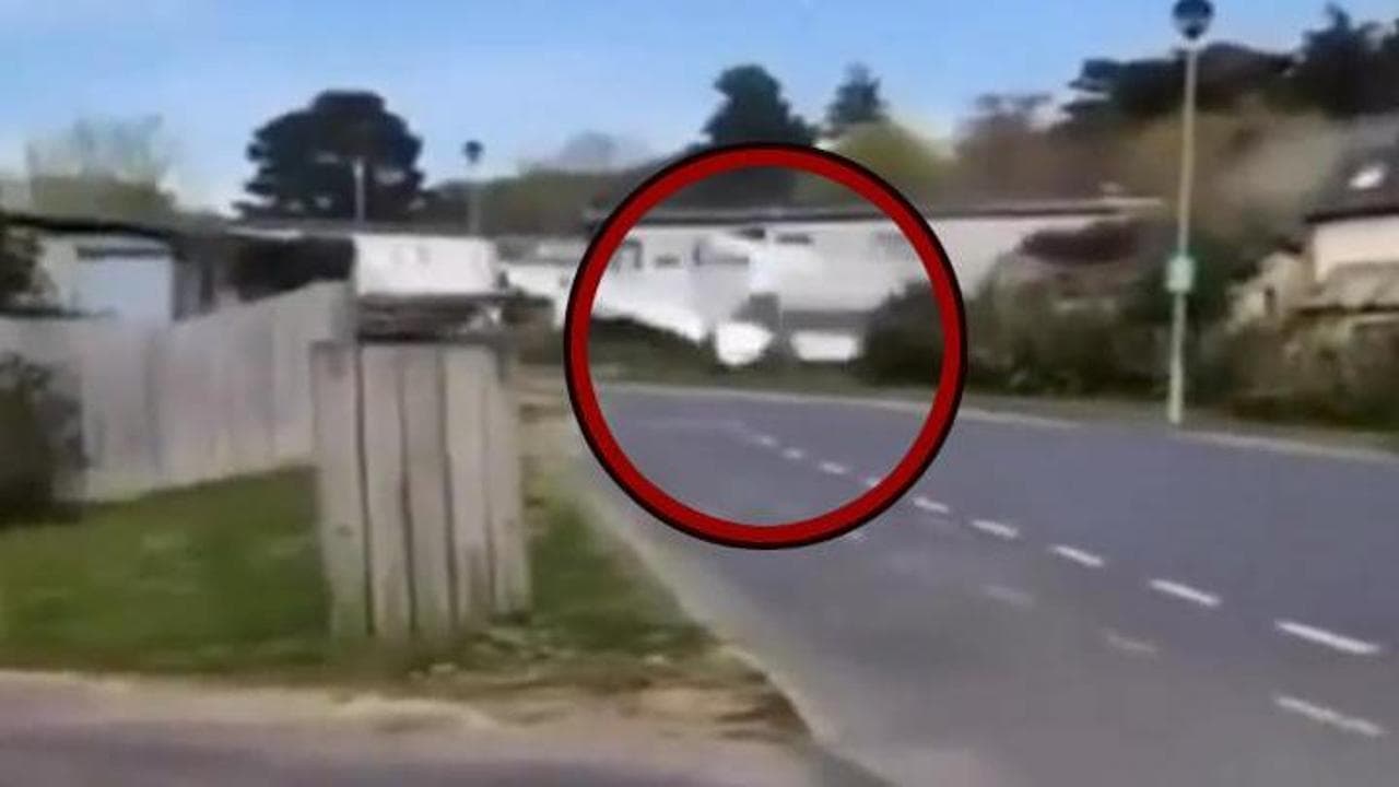 Inghilterra, l'aereo vola troppo basso: sfonda il tetto di una casa e si schianta in strada
