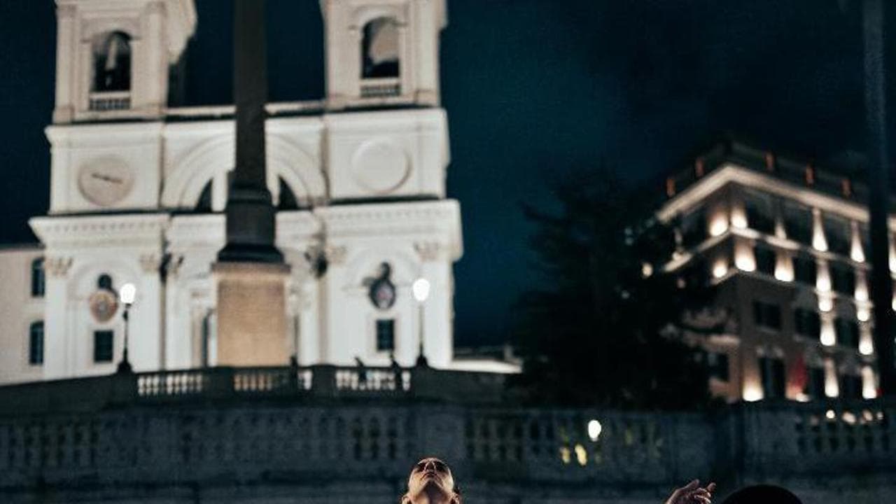 Achille Lauro canta a sorpresa a piazza di Spagna e poi omaggia Venditti con 'Notte prima degli esami'