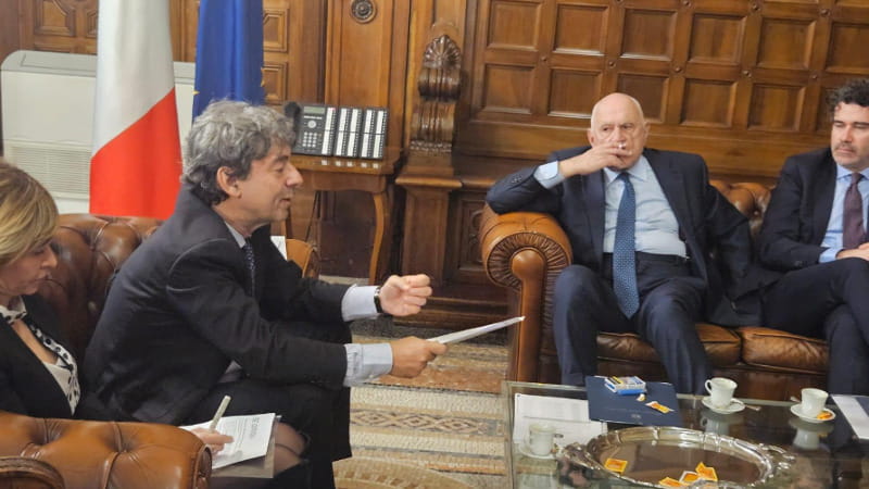 Il ministro della Giustizia, Carlo Nordio, fuma una sigaretta dentro al ministero durante l'incontro con l'Anm