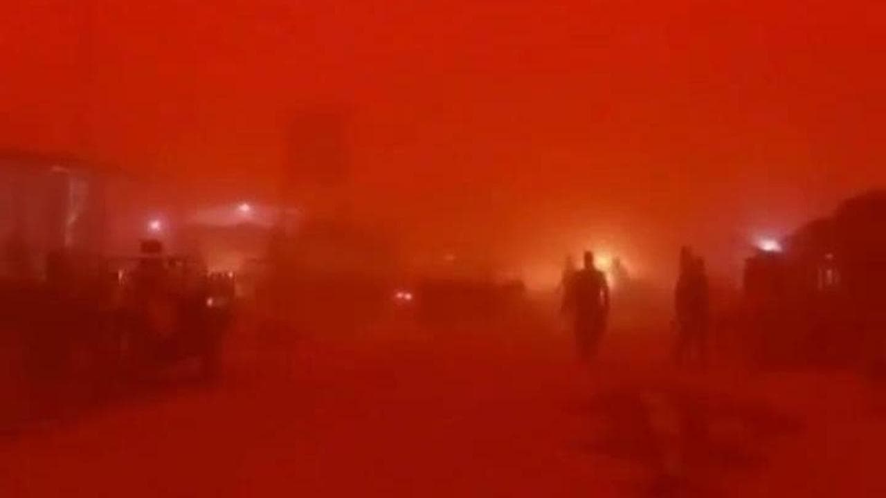 Iraq, violenta tempesta di sabbia: il cielo si colora di rosso