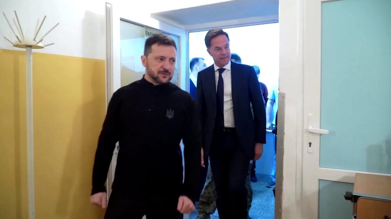 Ucraina, Zelensky e il segretario generale della Nato Rutte in visita ai soldati feriti a Odessa
