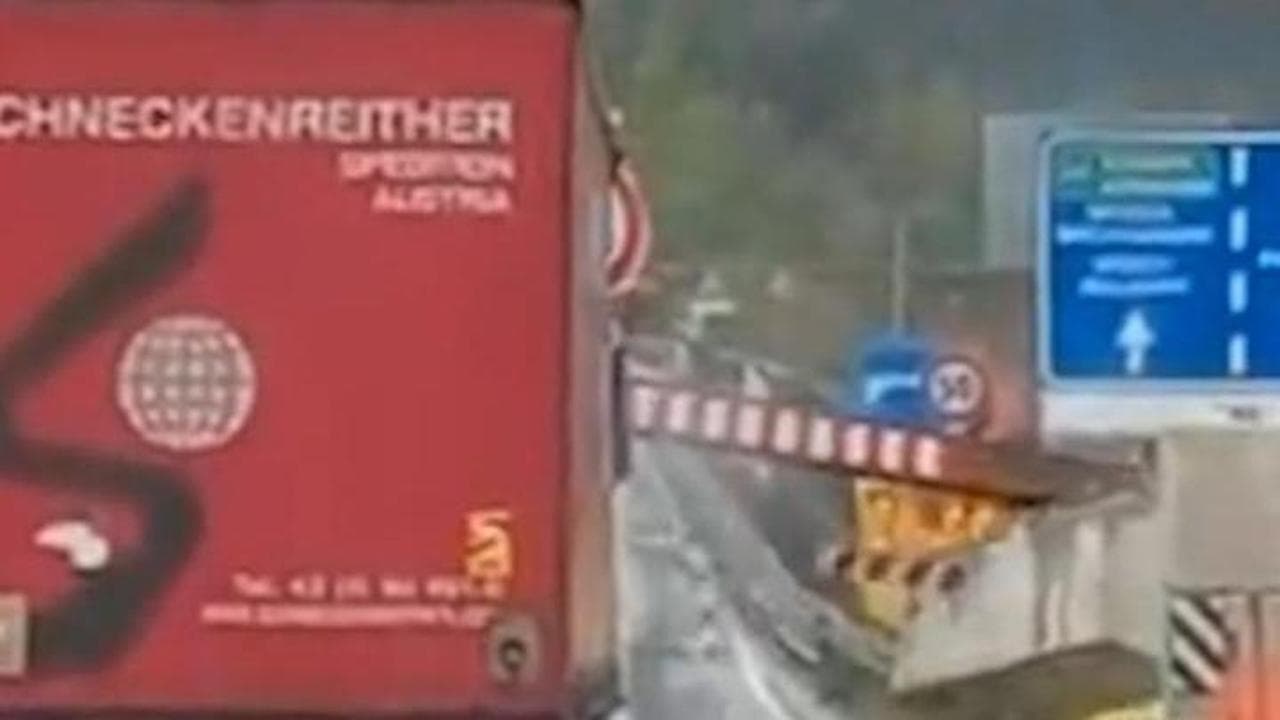 Val Pusteria, tir si schianta contro limitatore di altezza: il video