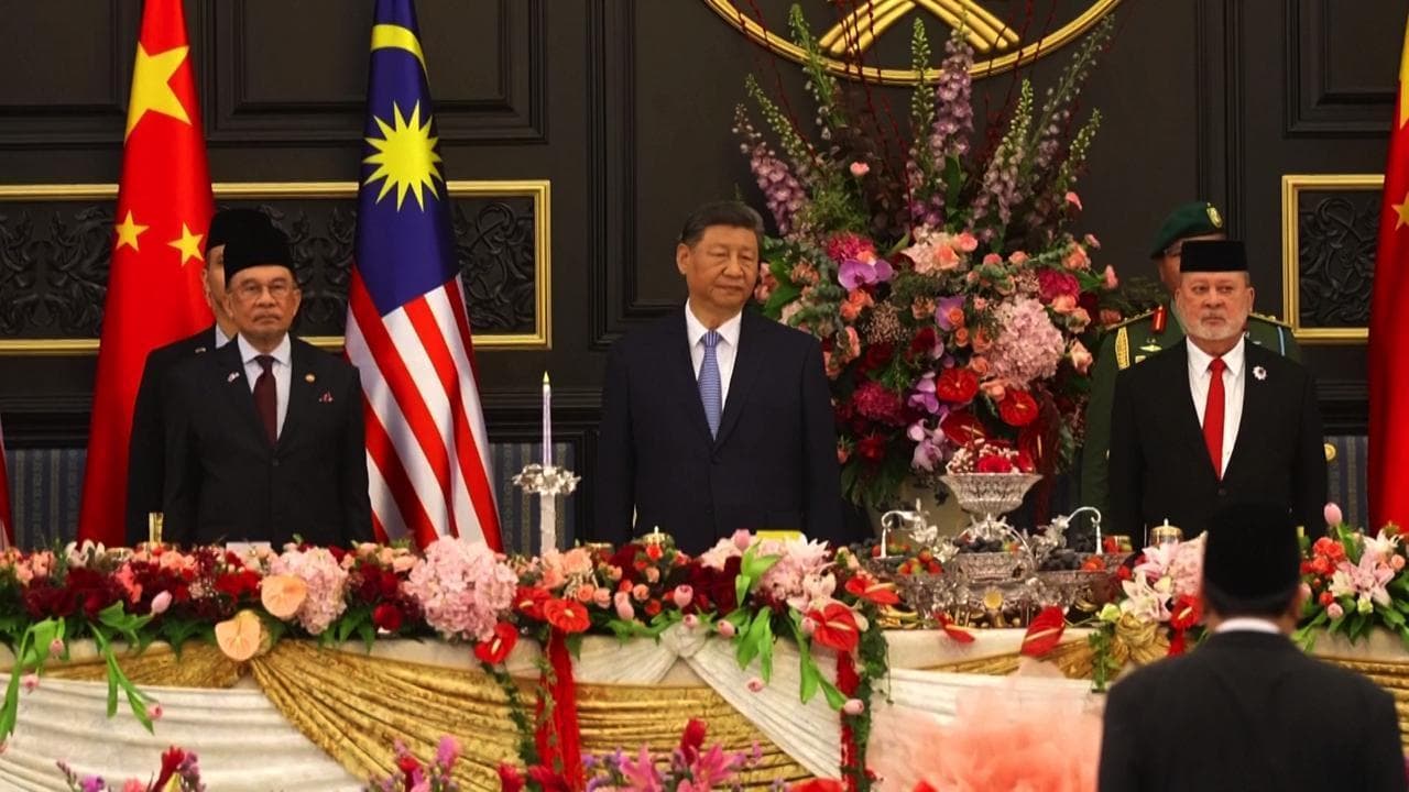 Il "tour" di Xi Jinping tra dazi Usa e accordi bilaterali: l'arrivo in Malesia