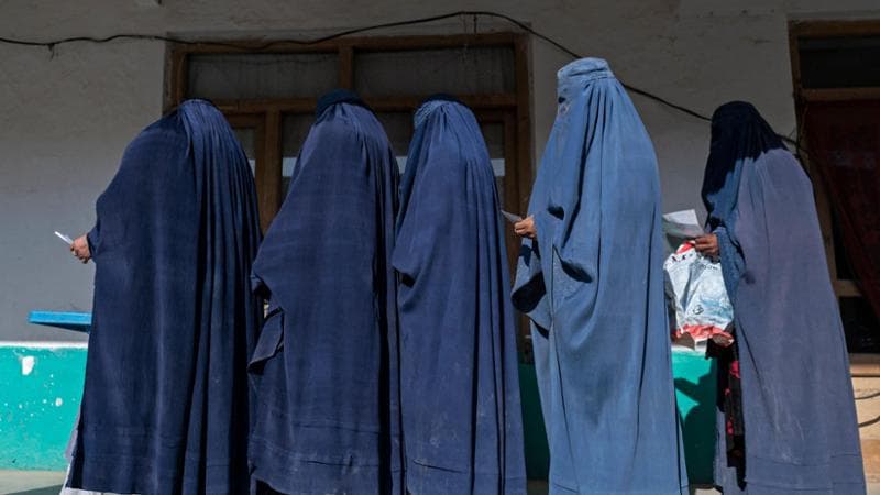 Afghanistan, dai libri ai telai: così le ex studentesse sono costrette a fare le operaie tessili