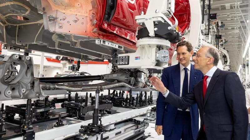 Il presidente di Ferrari John Elkann e l'ad Benedetto Vigna