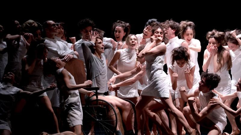 “Peer Gynt” alla Scala, la rivoluzione di Clug: il picaro di Ibsen diventa una danza magica