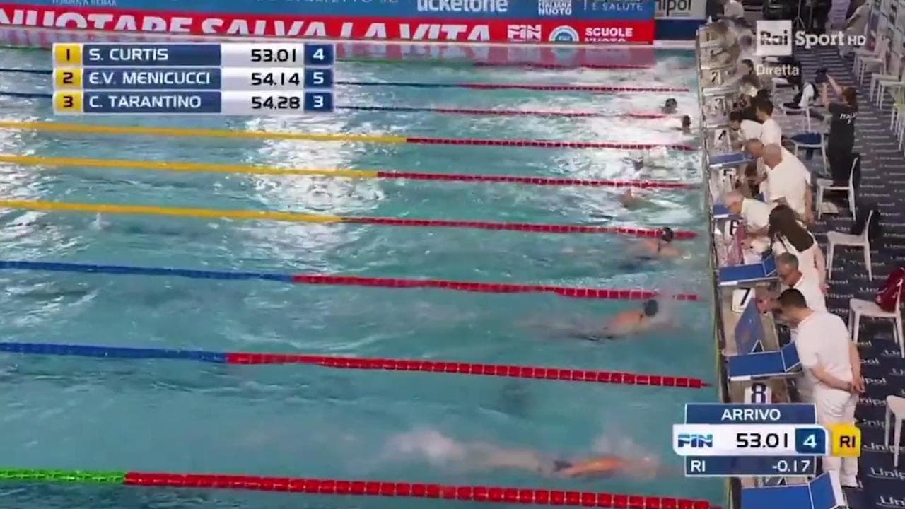 Nuoto, Sara Curtis batte il record di Federica Pellegrini nei 100m stile libero: il video della gara