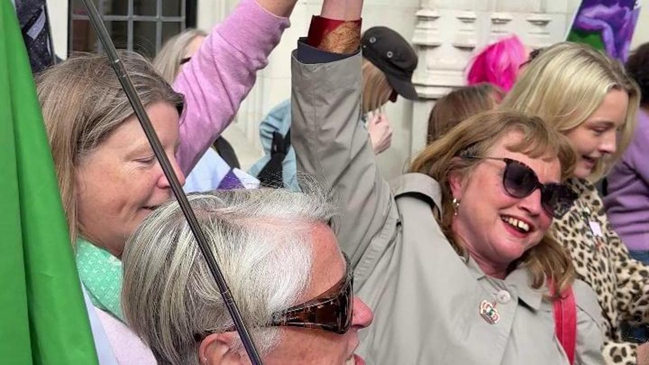 La Corte Suprema britannica: “Il sesso biologico decide chi è donna”. Esplode la gioia in strada