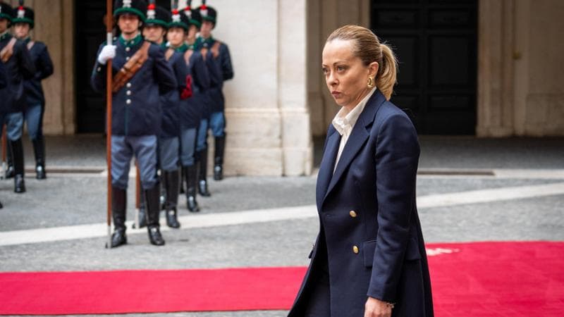 “Momento difficile”. Meloni riunisce i vice e oggi vola negli Usa