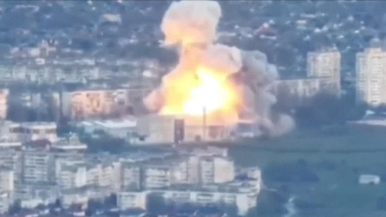 Ucraina, l'attacco russo a Kherson visto dal drone: esplosioni in serie