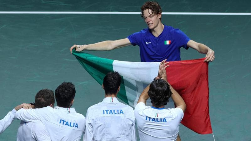 Jannik Sinner festeggia la vittoria della Coppa Davis 2023