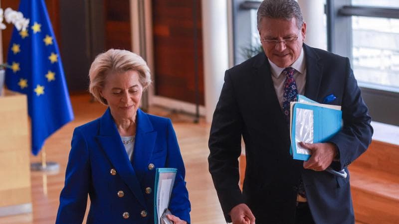 La presidente della Commissione von der Leyen con il commissario al commercio Sefcovic
