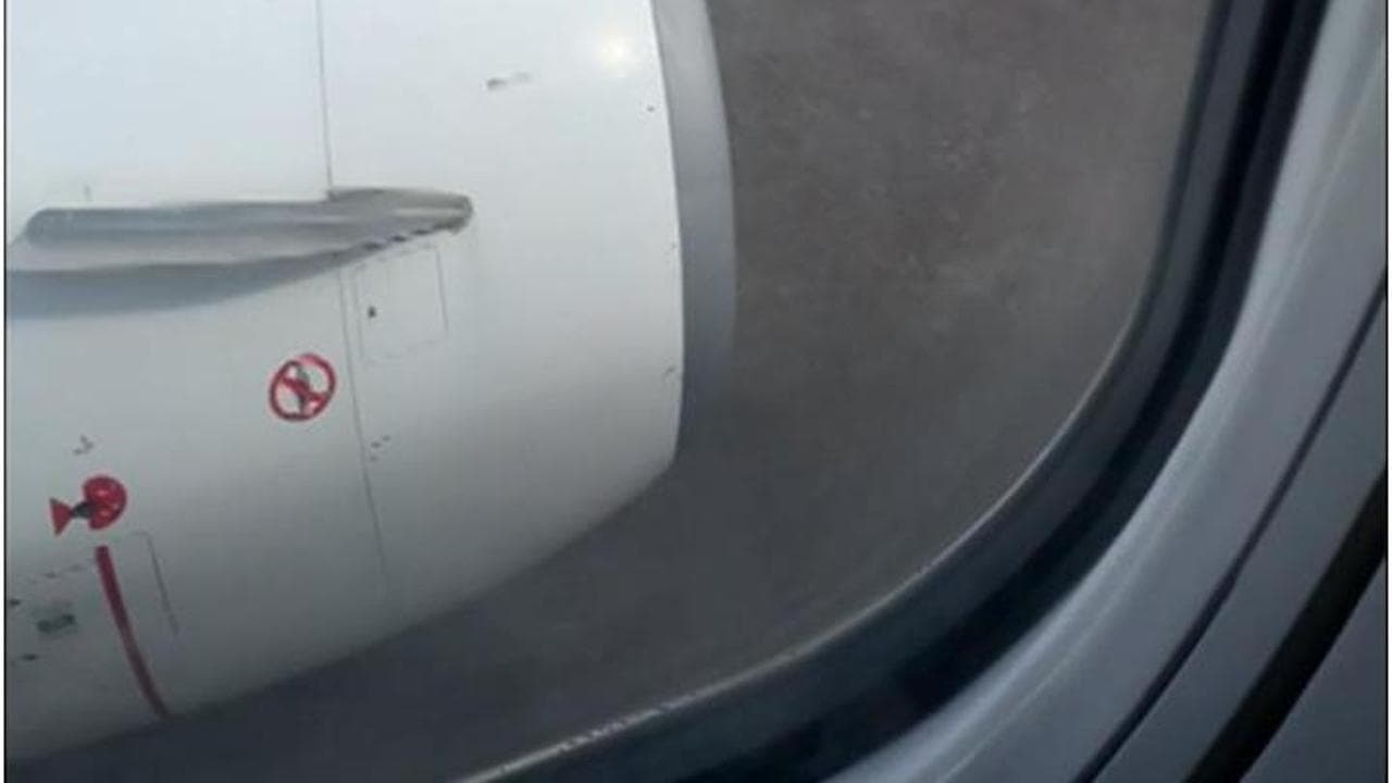 Atterraggio da incubo in Indonesia: il carrello si rompe, la ruota dell'aereo corre via sulla pista