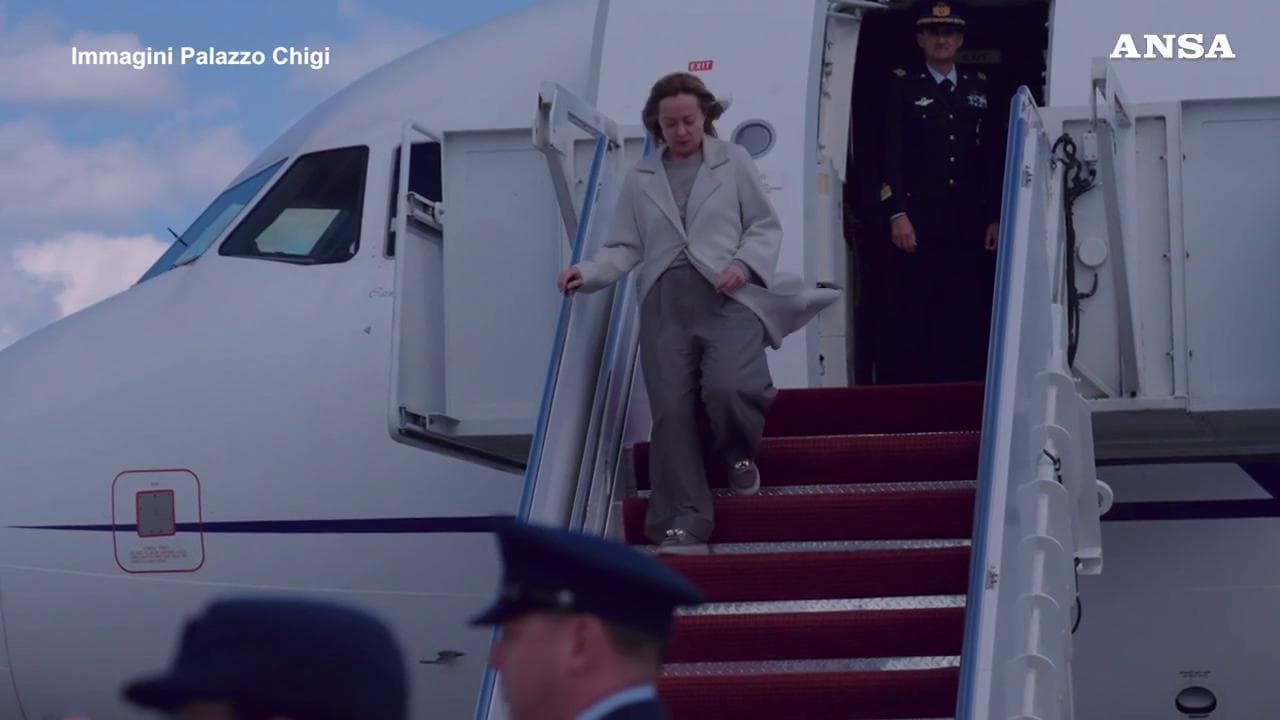 Meloni atterrata a Washington, attesa per l'incontro alla Casa Bianca con Trump