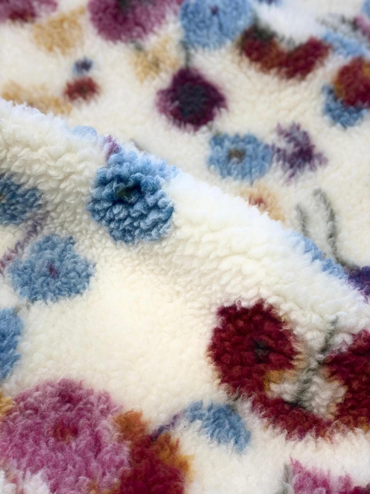 Non rivestimento ma elemento intrinseco del prodotto, il tessuto ispirato allo shearling scelto per Me-Time. In foto anche in versione fiorata
